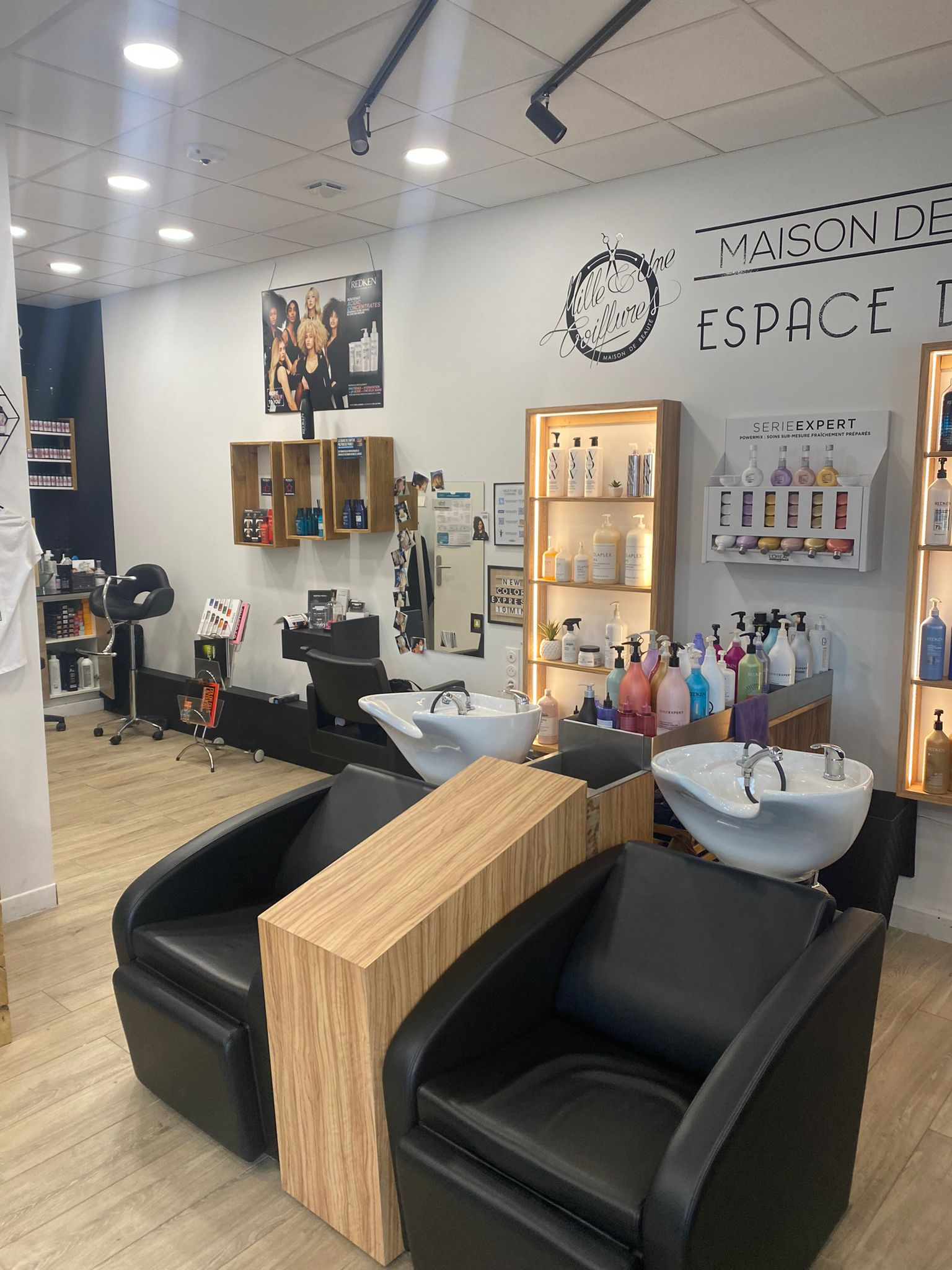 Agrandir la photo Salon de coiffure à vendre - 56.0 m2 - 77 - Seine-et-Marne
