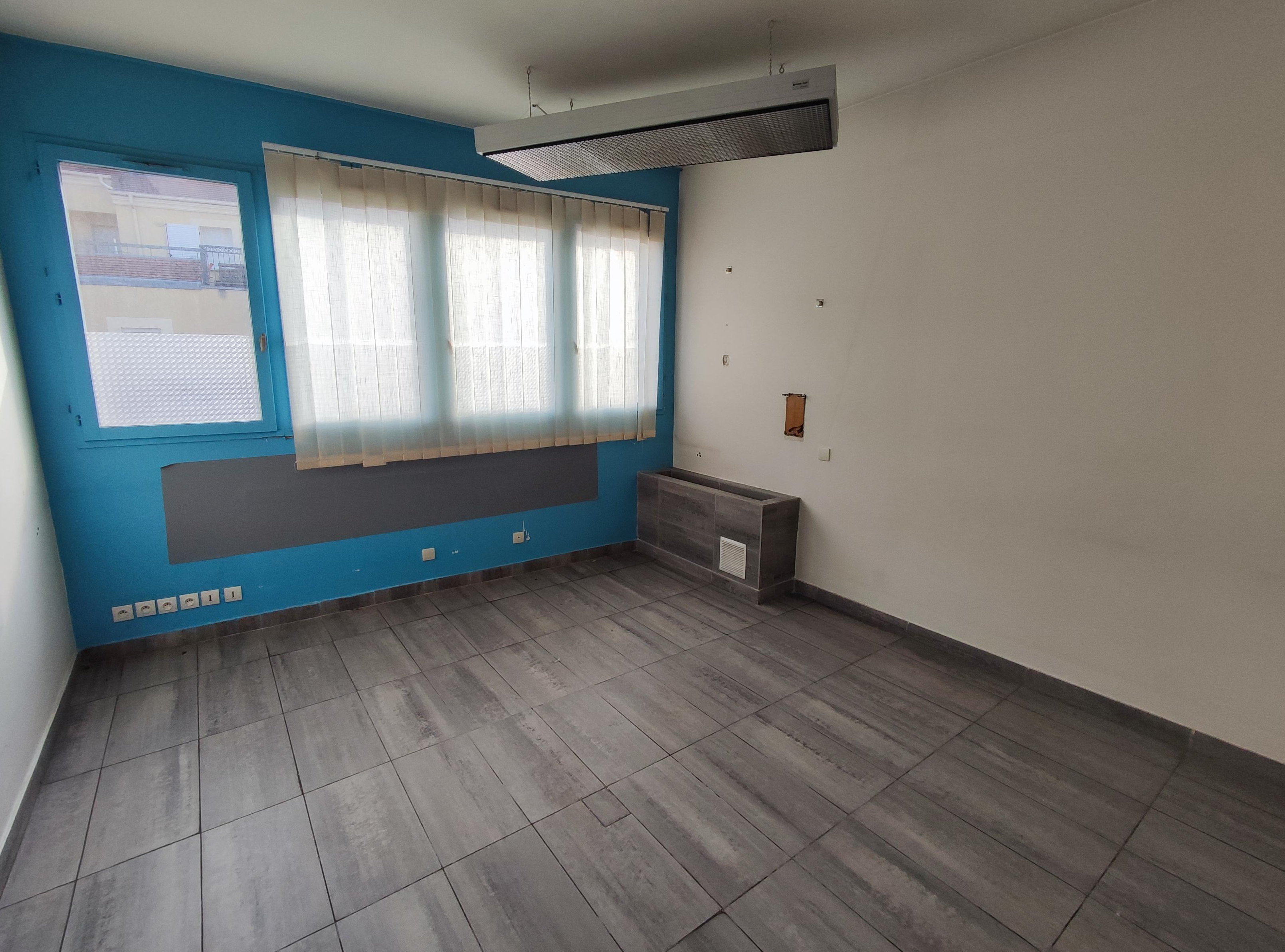Agrandir la photo Murs à vendre à vendre - 325.0 m2 - 77 - Seine-et-Marne