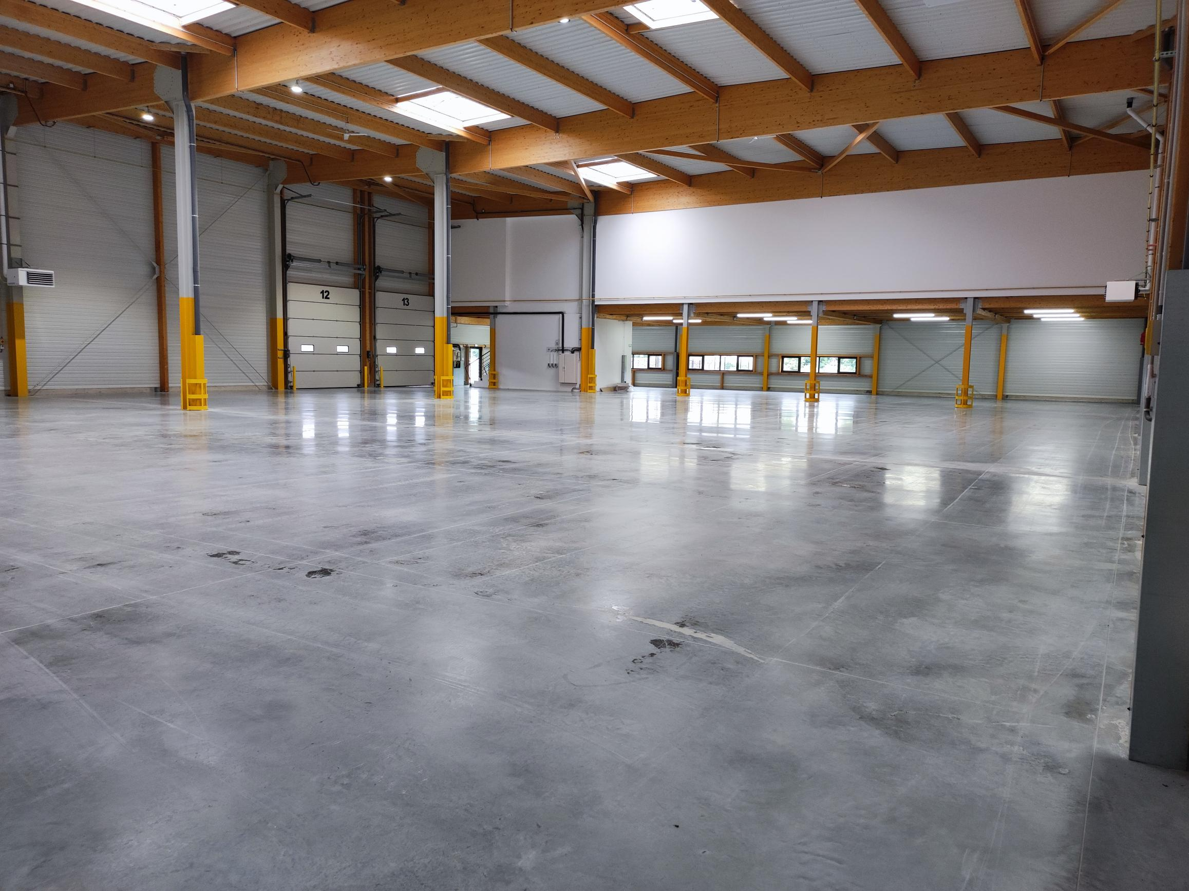 Agrandir la photo Local d'activité à louer - 1742.0 m2 - 77 - Seine-et-Marne