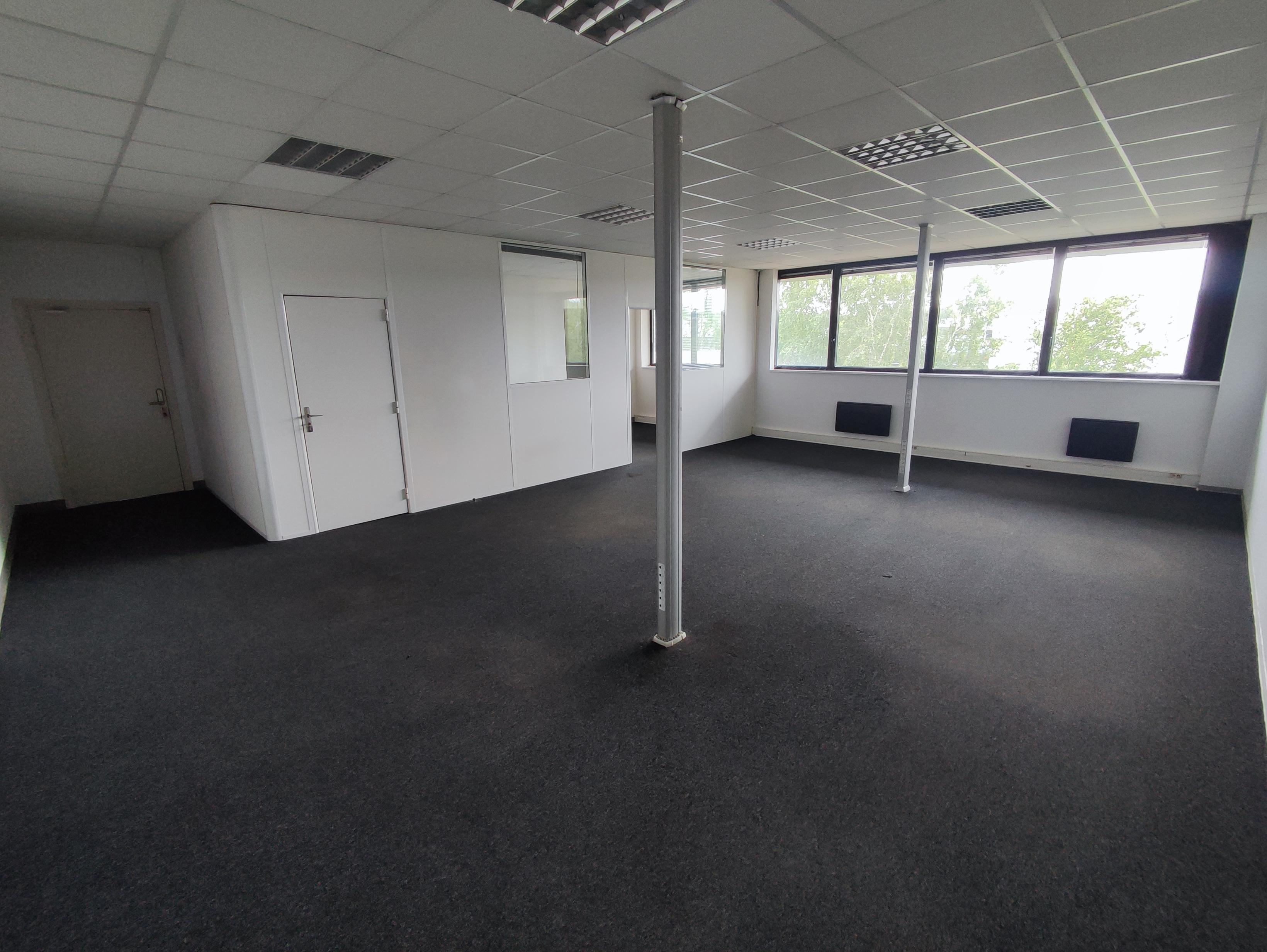Agrandir la photo Local d'activité à louer - 690.0 m2 - 91 - Essonne