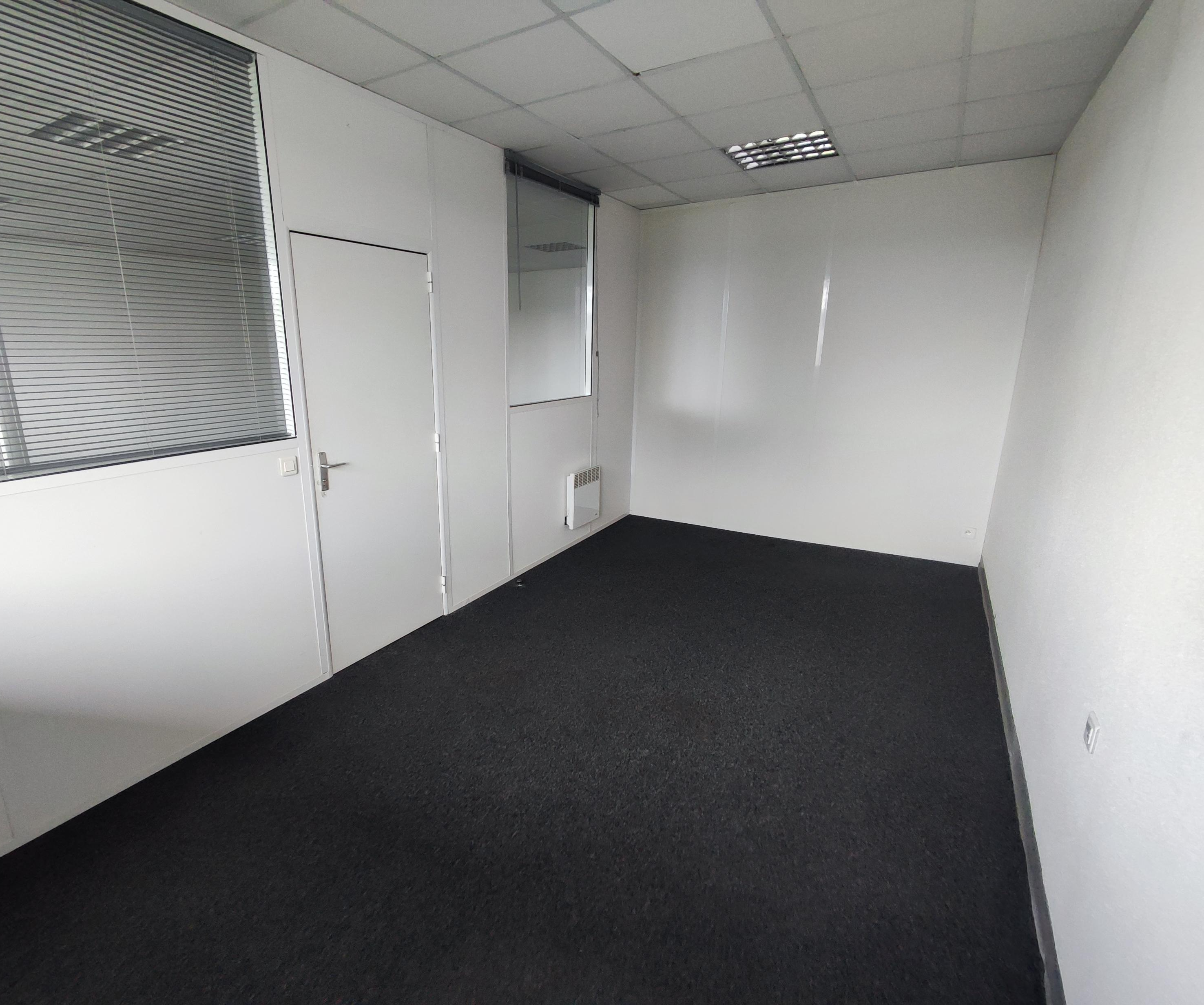 Agrandir la photo Local d'activité à louer - 690.0 m2 - 91 - Essonne