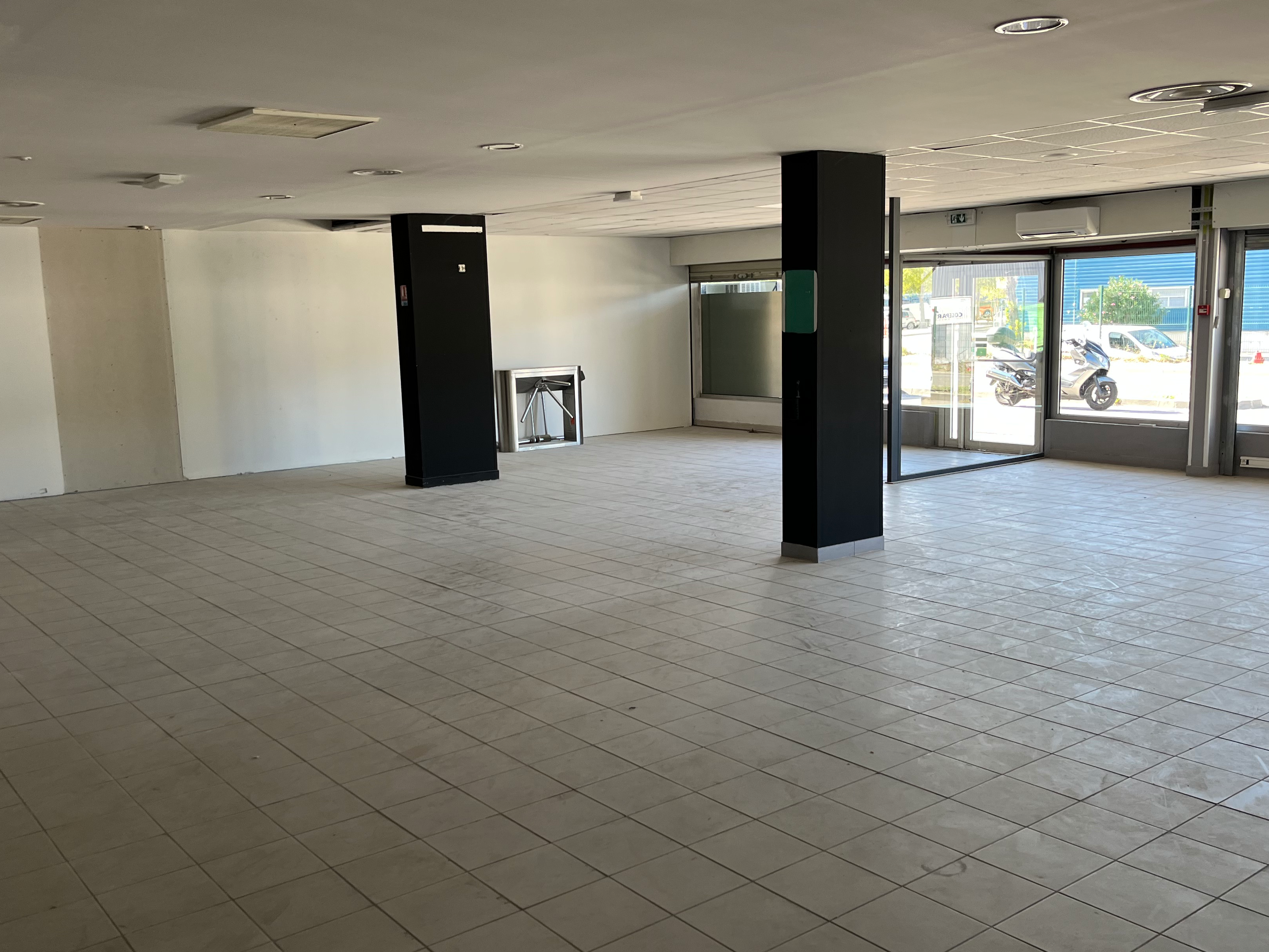 Agrandir la photo Entrepôt à vendre - 5841.0 m2 - 13 - Bouches-du-Rhone