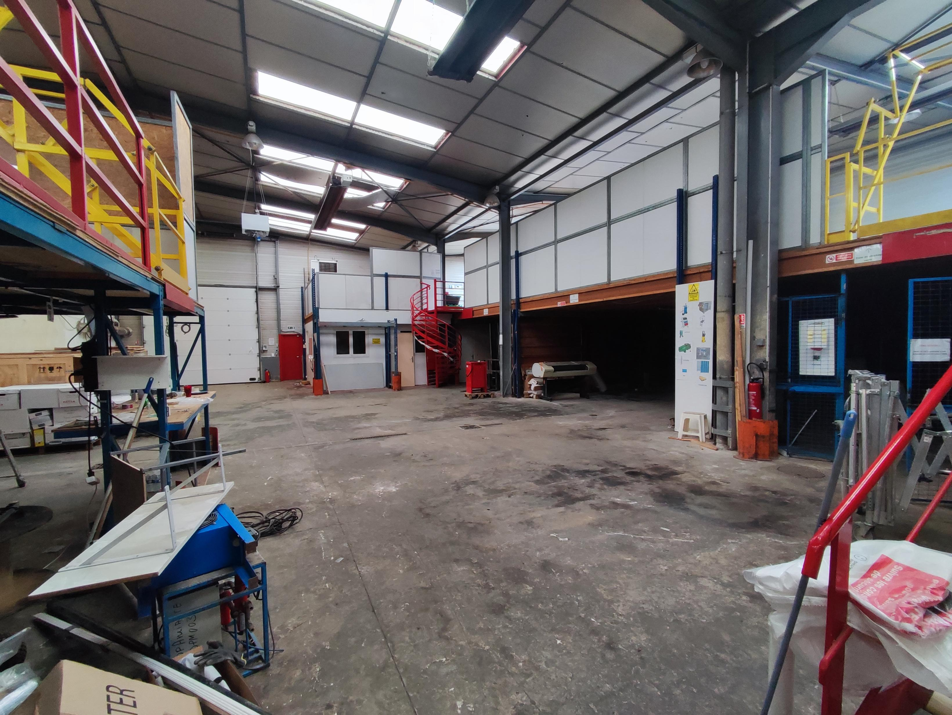 Agrandir la photo Local d'activité à vendre - 1100.0 m2 - 77 - Seine-et-Marne