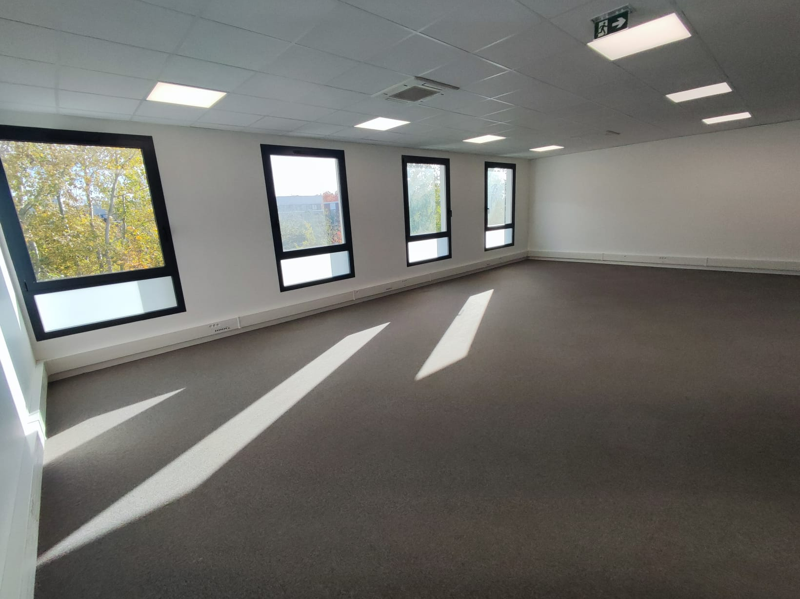 Bureaux à louer - 120.0 m2 - 77 - Seine-et-Marne