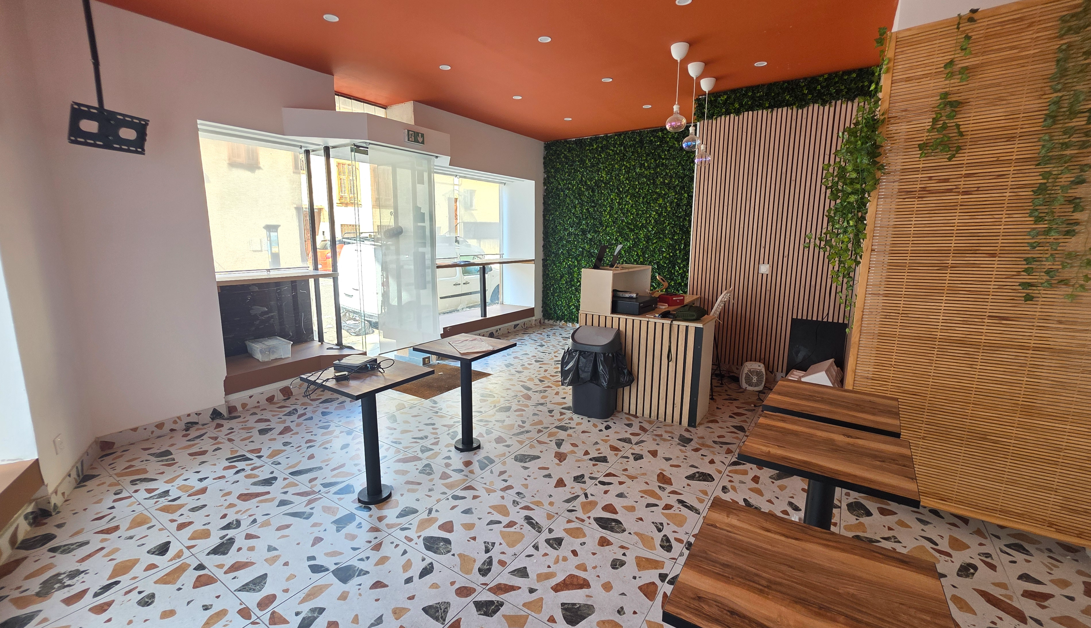 Local commercial à louer - 102.0 m2 - 06 - Alpes-Maritimes