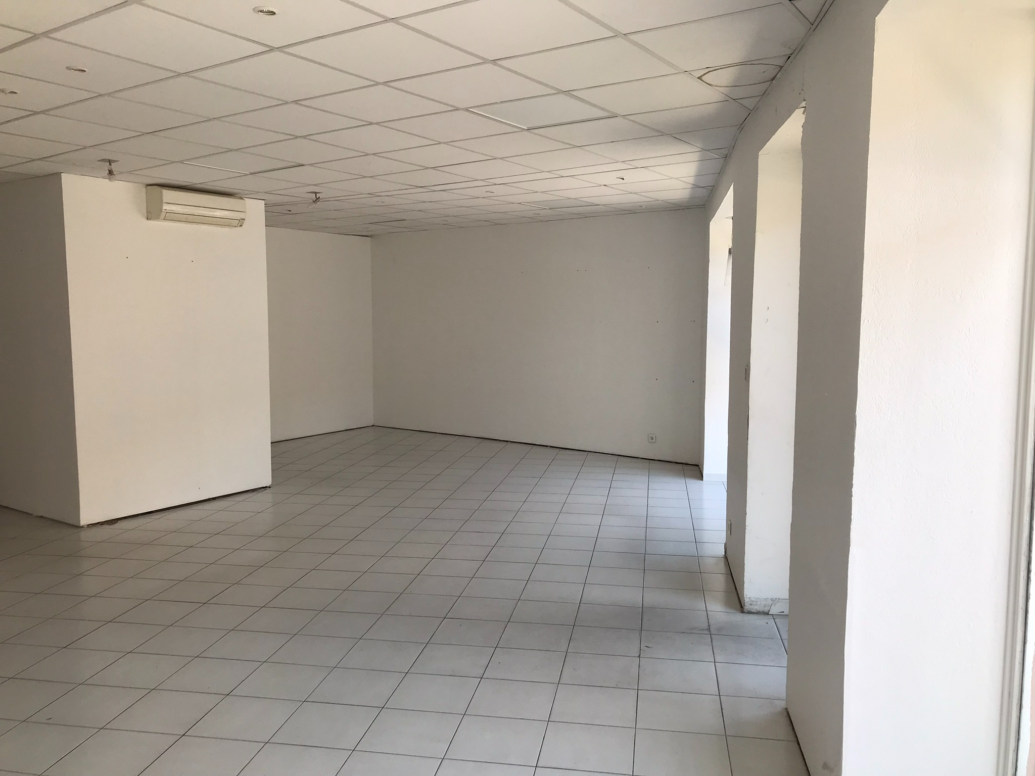 Local commercial à louer - 73.0 m2 - 30 - Gard